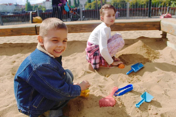 İki çocuk birlikte sandpit oynama