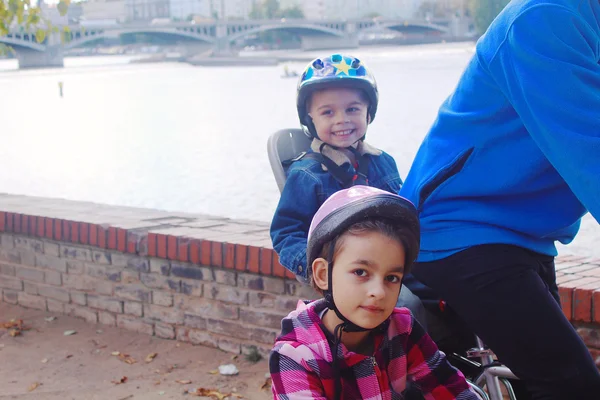 İki çocukla motosiklet kask