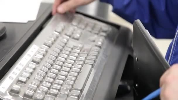 Un hombre escribiendo en el teclado — Vídeo de stock