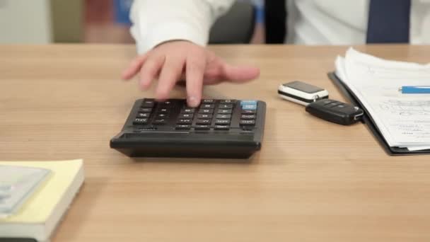 Мужская рука считает на калькуляторе . — стоковое видео