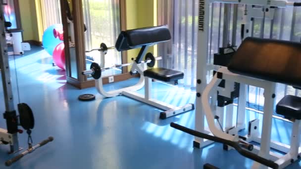 Fitness club gimnasio con equipamiento deportivo interior — Vídeo de stock