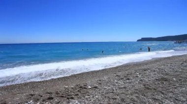 Beach denizden dalgaların kıyıya geri acele gel.