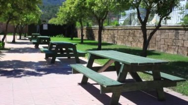 Parkta piknik masaları