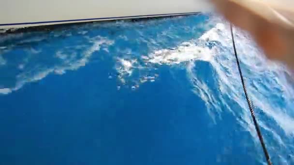 Berlayar dalam angin melalui gelombang (HD) Perahu layar ditembak dalam HD penuh di laut Merah . — Stok Video