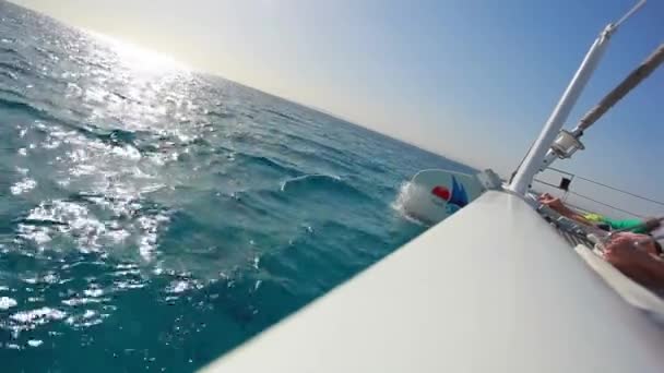 Navigare nel vento attraverso le onde (HD) Barca a vela girato in full HD al Mar Rosso . — Video Stock