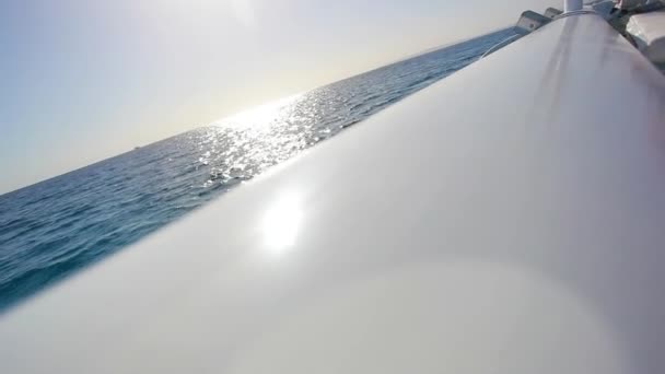 Segling i vinden genom vågorna segelbåten sköt i full Hd vid Röda havet. — Stockvideo