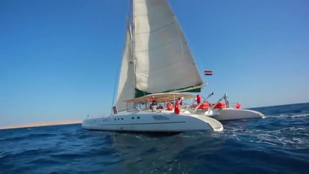 Sailboat heading towards the sea — Stock Video