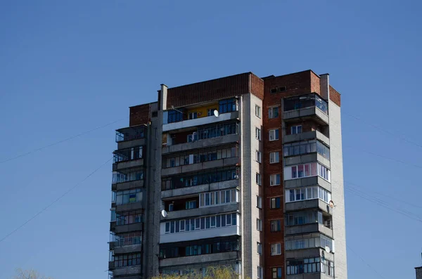 Lviv 'de çok katlı bir Sovyet evinin eski püskü apartmanı..