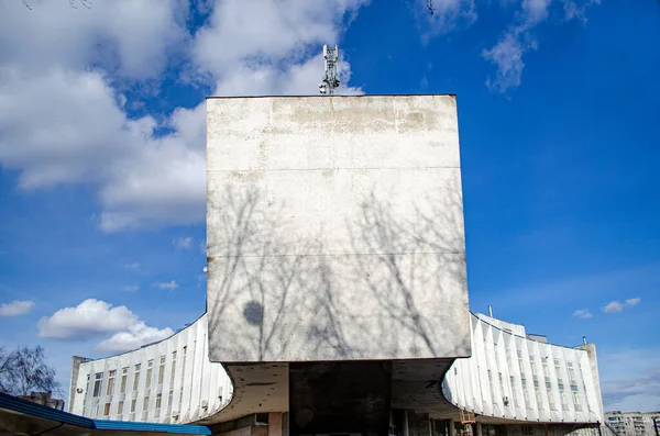 Sovyet modernizm mimarisi tarzında Lviv Otobüs İstasyonu.