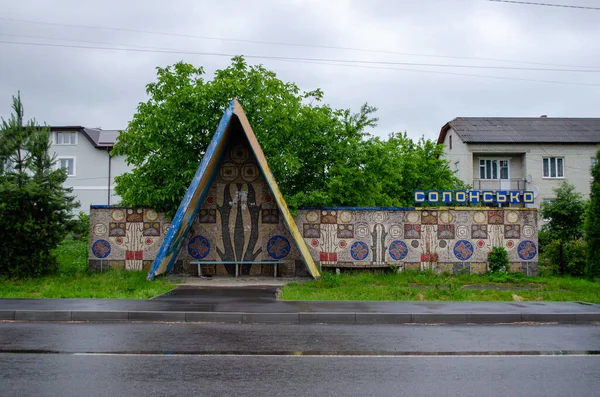 Sovyet mozaiğiyle dolu otobüs durağı Ukrayna 'nın Lviv bölgesinde..