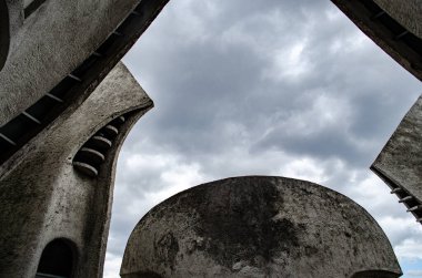 Sovyet modernizminin mimari tarzında otantik Kyiv Krematoryumu.