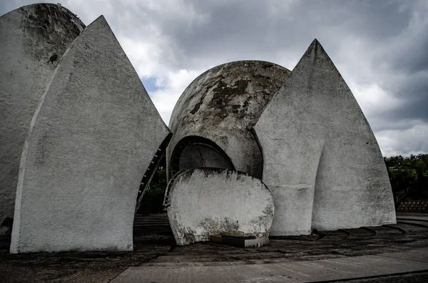 Sovyet modernizminin mimari tarzında otantik Kyiv Krematoryumu.