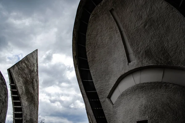 Sovyet modernizminin mimari tarzında otantik Kyiv Krematoryumu.