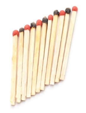 Yanmış kibrit izole.