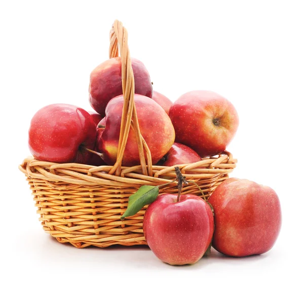 Kosár vörös almával. — Stock Fotó
