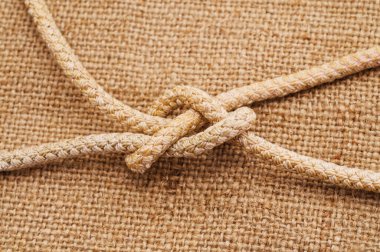 Çuvaldaki eski halattan denizci düğümü..