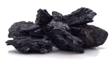 Beyaz arkaplanda izole edilmiş kömür yığını.