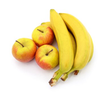 Beyaz arka planda soyutlanmış olgun elma ve muzlar..
