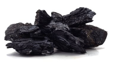 Beyaz arkaplanda izole edilmiş kömür yığını.