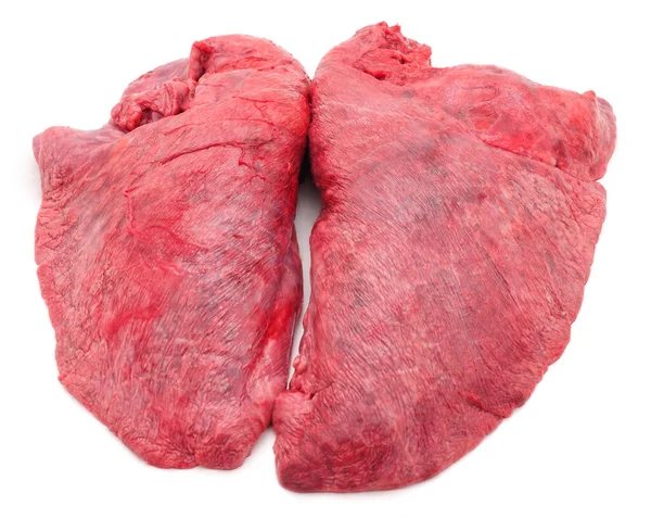 Beyaz arka planda soyutlanmış çiğ domuz ciğeri..