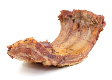 Beyaz arka planda izole edilmiş tütsülenmiş et parçası..