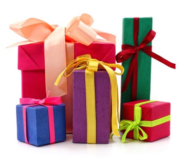 Beyaz arkaplanda izole edilmiş hediye kutuları grubu.