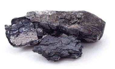 Beyaz arkaplanda izole edilmiş kömür yığını.