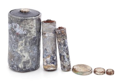 Beyaz zemin üzerinde büyük ile küçük arasında değişen aralıktaki eski piller.