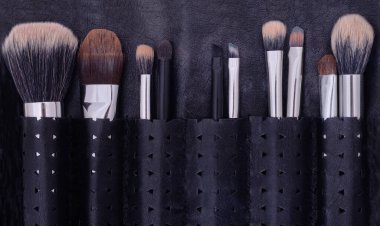 Deri bir kapakta makyaj için kemik seti..