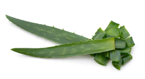 Hojas Aloe Verde Cortadas Trozos Aislados Sobre Fondo Blanco —  Fotos de Stock