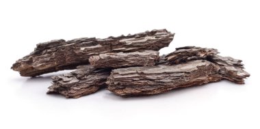 Kahverengi kabuk parçaları beyaz bir arkaplanda izole edilmiş..