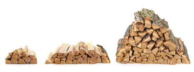 Farklı boyutlardaki odun yığınlarının kolajı beyaz arka planda izole edilmiş..