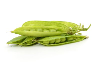 Beyaz arkaplanda izole edilmiş kabuklu yeşil bezelyeler.