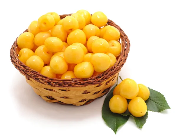 Gelbe Kirschen Einem Korb Isoliert Auf Weißem Hintergrund — Stockfoto