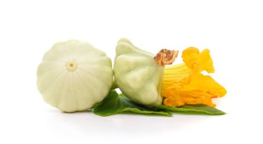 Beyaz bir arkaplanda, çiçekli iki kabak..