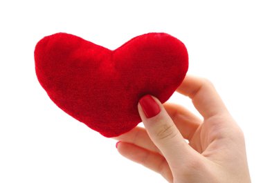 Beyaz bir arka planda kalbi olan bir el..