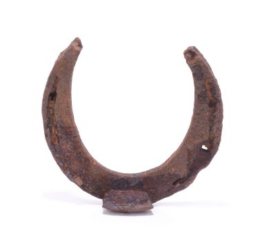 Beyaz arka planda ayakta duran yaşlı, paslı bir at nalının yakın çekimi. Görünür doku ve oksitlenme ile paslanmış metal yüzey. Şansın sembolü, klasik işçilik ve kırsal yaşam..