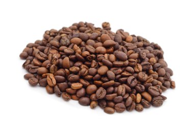 Beyaz arka planda bir yığın kavrulmuş kahve çekirdeği. Yakın çekim stüdyo çekimleri zengin kahverengi tonları, parlak dokuyu ve doğal fasulye şekillerini gösteriyor. Kahve, aroma, tazelik ve sabah enerjisiyle ilgili kavramlar için mükemmel..