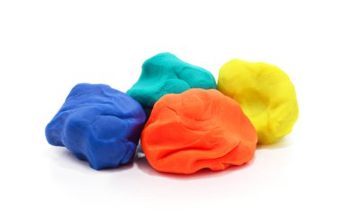 Beyaz bir arka planda izole edilmiş dört parça parlak renkli mankenlik kili ya da çocuk sanatları ve zanaatı için plastik..