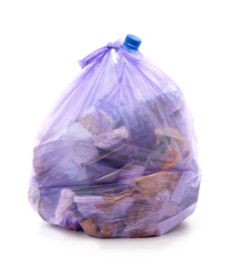 Beyaz arka planda izole edilmiş, içi ev atıkları ve plastik şişelerle dolu mor plastik bir çöp torbası..