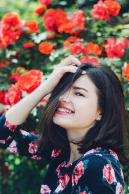 Kraliçe gül, gül, birçok gül çalı güller, zarif güller, kırmızı güller, sevgi çiçek, çiçekler, kız, genç kız, güzel kız, esmer, modeli, Ukrayna, tatlı dudaklar, gözler, eller, kraliçesi Bahçe, doğa, kadın, genç, duvar kağıdı, pembe için 