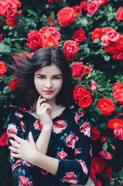 Queen rose, rose, many roses shrub roses, elegant roses, red roses, flower of love, queen of flowers, girl, young girl, beautiful girl, brunette, model, Ukrainian, luscious lips, eyes, hands, may, garden, nature, woman, teenager, wallpaper, pink for — Stock Photo, Image