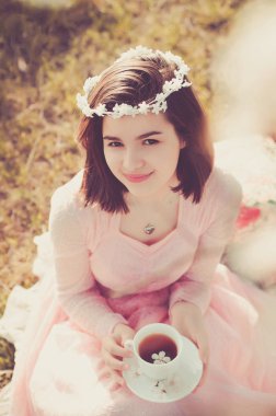 Kız Bahar, genç kız, kadın, esmer, elbise, Ukrayna, Rus, retro Fotoğrafçılık, Bahar, çiçek açan Bahar, kiraz, kayısı, çiçek kayısı, çiçek, beyaz çiçek, çimen, doğa, ağaçlar, çay partisi, çay, lezzetli çay, çay, kadın içme içmek