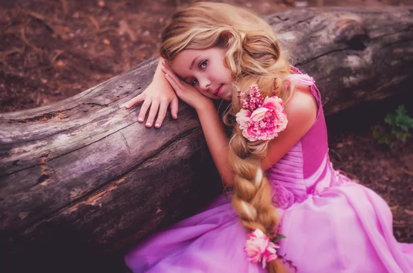 Kis Rapunzel, hosszú zsinór — Stock Fotó
