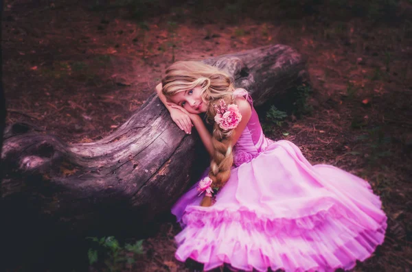 Lilla Rapunzel, lång fläta — Stockfoto