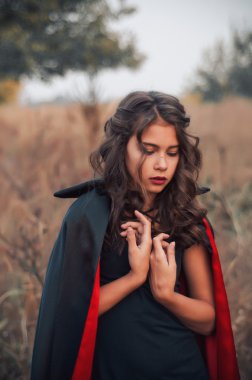 Vampir kız Dracula yağmurluk
