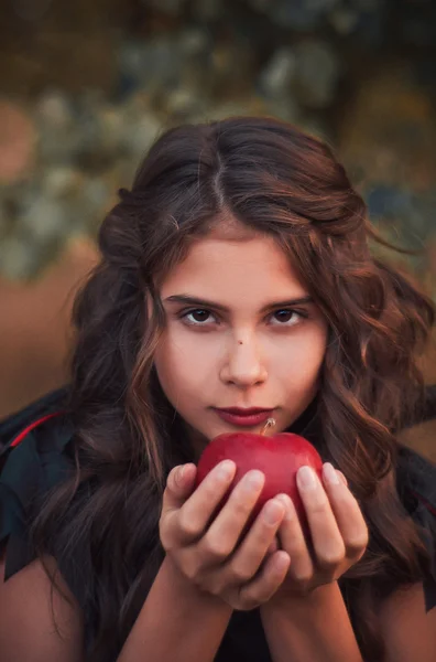 The girl-vamp, offers an apple — Stock Photo, Image