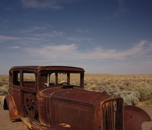 Porzucony samochód na pustyni — Zdjęcie stockowe