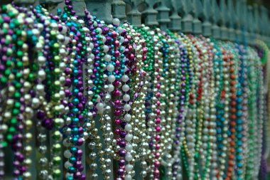Mardi Gras sonra çit Lousiana New Orleans'ta üzerinde boncuk hizalı