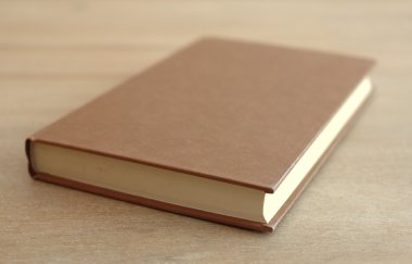 bir tablo üzerinde kitap